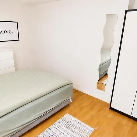 Modern 2-bedroom With Private Garden 別荘